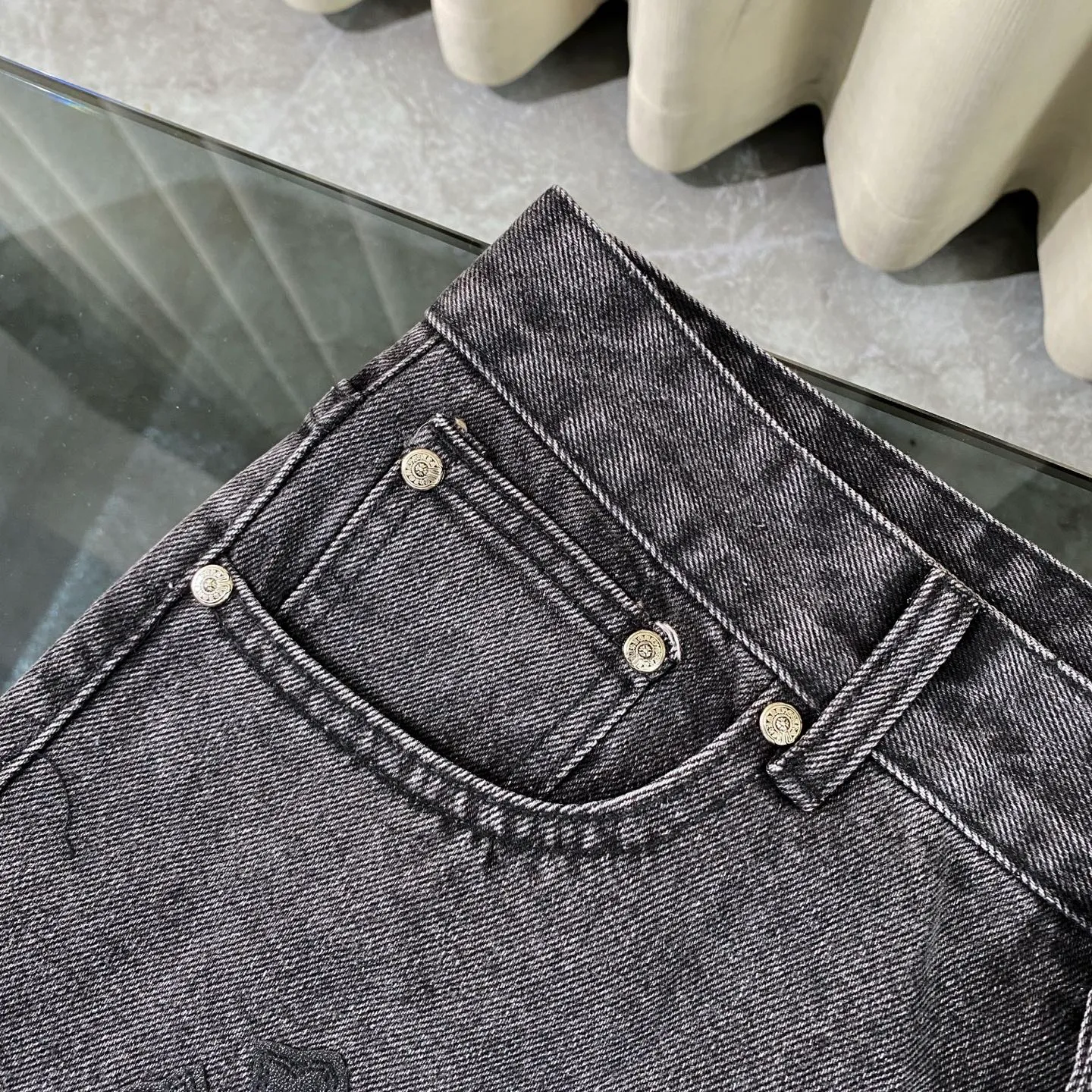 P310 CH Chromehearts black cross-stitched leather black and gray heavy-duty cow king jeans. The cabinet price is 34W level. The patchwork cross pattern is embellished and the jeans are washed! ! An absolutely high-end luxury product, a 1.9W-level god-level single product, a super popular product, made by top heavy industry, a magic weapon that cannot be missed! [About Zangyin] This is an extremely luxurious fashion brand that can also be called the aristocracy of the high street. It has always been an exclusive brand for some hipsters or rich second generations. Compared with ordinary high streets, it is more luxurious and noble. Compared with luxury brands, it is more fashionable and individual. It has always been a brand that I have a special liking for. [Top heavy industry fashion design] Consistently high-street luxury style. Speaking of this style, the Zangyin family and GU family are definitely the leading representative brands. Especially the Zangyin family has really achieved a state-of-the-art effect in creating high-street style. The unique washed material is used to create this style. The color system is already quite eye-catching. After it is decorated with patchwork cross flowers, it cleverly highlights the charm of the brand. Secondly, this style uses classic The high-waist cutting design highlights the long legs and fashionable temperament of the upper body. The brand is highly recognizable and the slim fit configuration is more suitable for daily wear. It is a product that interprets personality, fashion, and specifications at a glance. This single product is enough to make any fan excited. It can be a white T-shirt for a youthful college style, or a tight suspender for a royal style. It has strong matching ability and can be easily controlled by men.  [Materials and craftsmanship] Needless to say, this point goes without saying. As an excellent craftsman brand, Zangyin’s requirements for details and craftsmanship are really perfect. The washed color of this model has gone through so many processes, not to mention the embellishment of denim appliques. It is also purely hand-made and sewn. Just like what they believe in, only hand-made things have soul and have the meaning of wear. A top-notch heavy-duty fashionable denim item, I look forward to your perfect interpretation! !  Color: black gray Size: 28-36